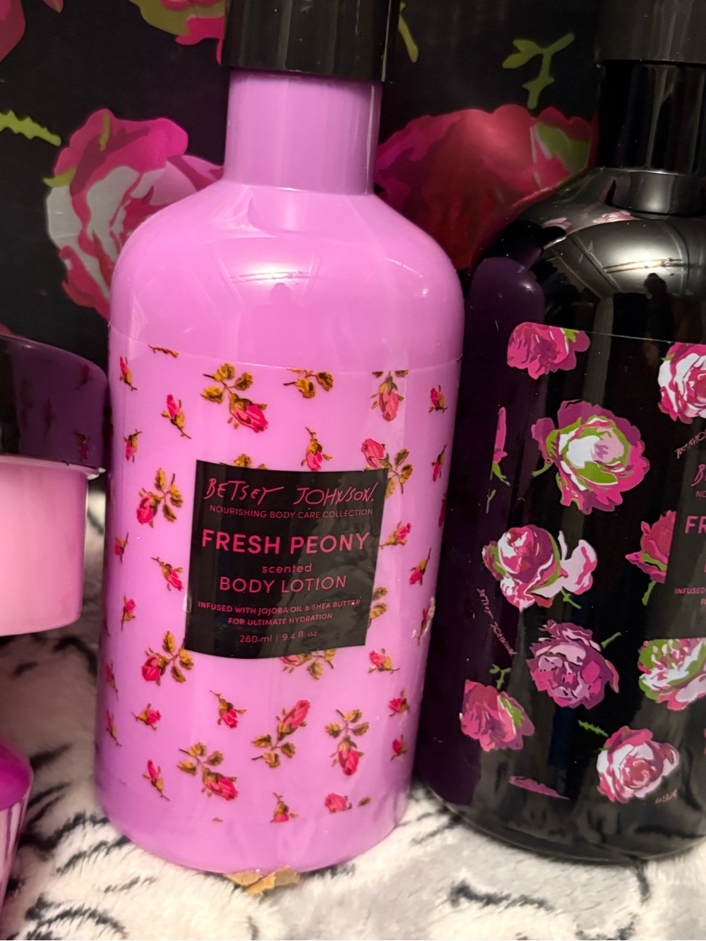 Betsey Johnson Fresh Peony Gift Set Body Wash/Lotion/Butter/Scrub Jojoba New - Picture 3 of 8